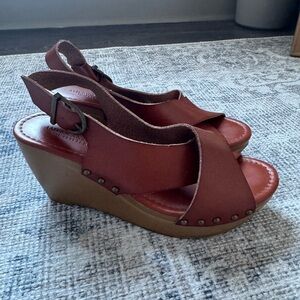 Brown Wedge Sandals with Slingback Design and Textured Sole
